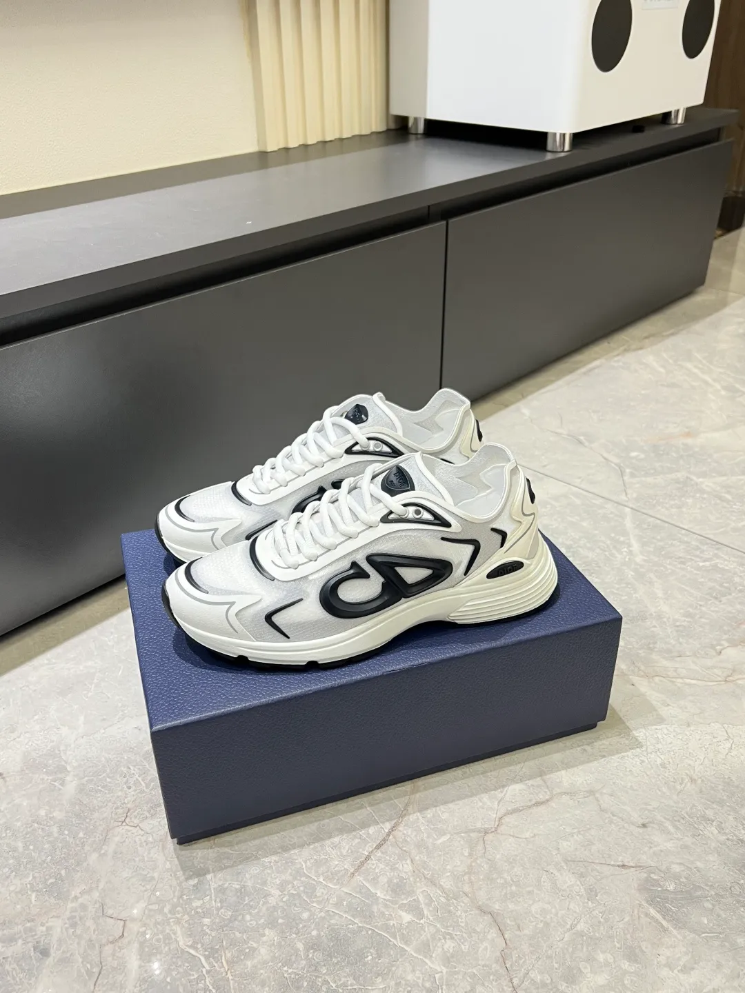 p500 Dior Dior's latest B30 Countdown sneaker. This B30 Countdown technical training shoe is new for spring 2026. Its sporty design perfectly combines fashion elements with technical performance. Its design is inspired by modern running. There are also Dior B30 and CD30 rubber logos on the tongue and back of the shoe. The sculpted sole that combines rubber and foam ensures flexibility and comfort. Various unique details also add to its color. Fabric technical fabric and technical mesh lining Industrial fabric and industrial mesh CD30 rubber logo on sides and rear Dior B30 rubber signature tongue Low-top style lace-up closure Ultra-lightweight rubber blend and brown foam sole Welded construction with gray detailing and Dior, CD30 and B30 logos Size: 38-44!